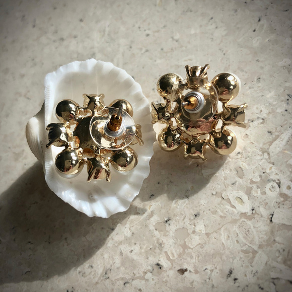 🛍2/$20🛍 Pearl & Crystal Cluster Stud Earrings - Picture 3 of 5